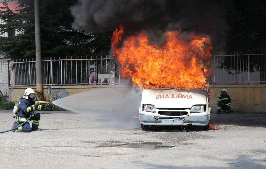 Bolu&rsquo;da 2 Aracın Alev Alev Yandığı Tatbikat Ger&ccedil;eğini Aratmadı