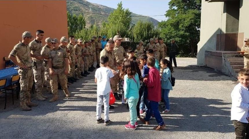 Miniklerden Mehmetçiğe Anlamlı Ziyaret