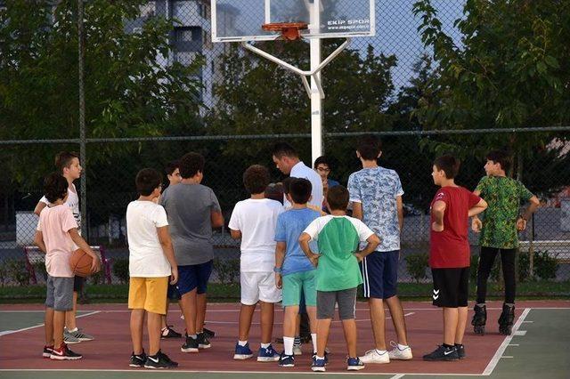 Başkan Sarıkurt, Gençlerle Basketbol Oynadı