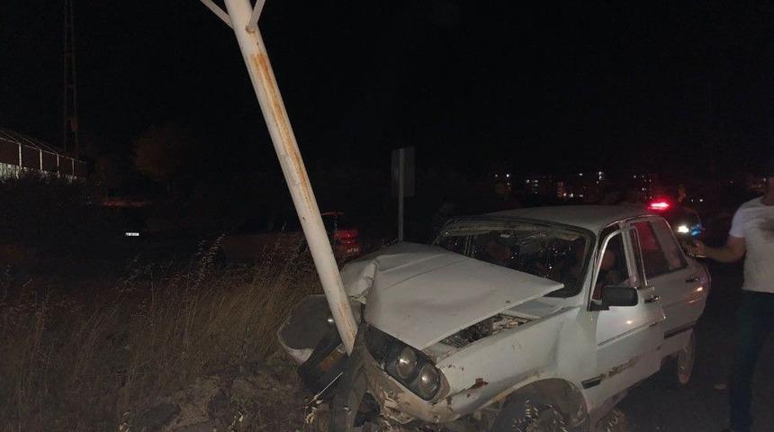 Otomobil Reklam Direğine &Ccedil;arptı: 4 Yaralı