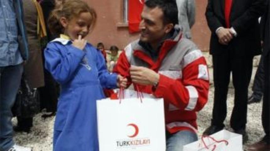 T&uuml;rk Kızılayı İstanbul Şubesi &Ccedil;ocukların Y&uuml;z&uuml;n&uuml; G&uuml;ld&uuml;rd&uuml;