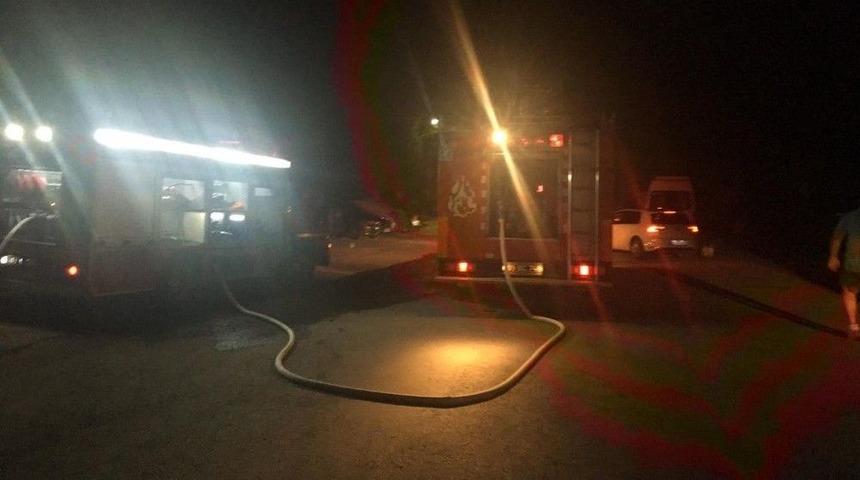 Kuşadası&rsquo;nda Yangın, Dumandan Zehirlenen 2 Kişi Hastaneye Kaldırıldı