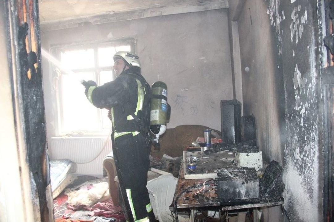 Filistinli Ailenin Kaldığı Evdeki Yangında 5 Kişi Dumandan Etkilendi