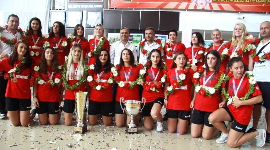 S&uuml;per Kupayla D&ouml;nen Paşa&rsquo;nın Meleklerine Muhteşem Karşılama