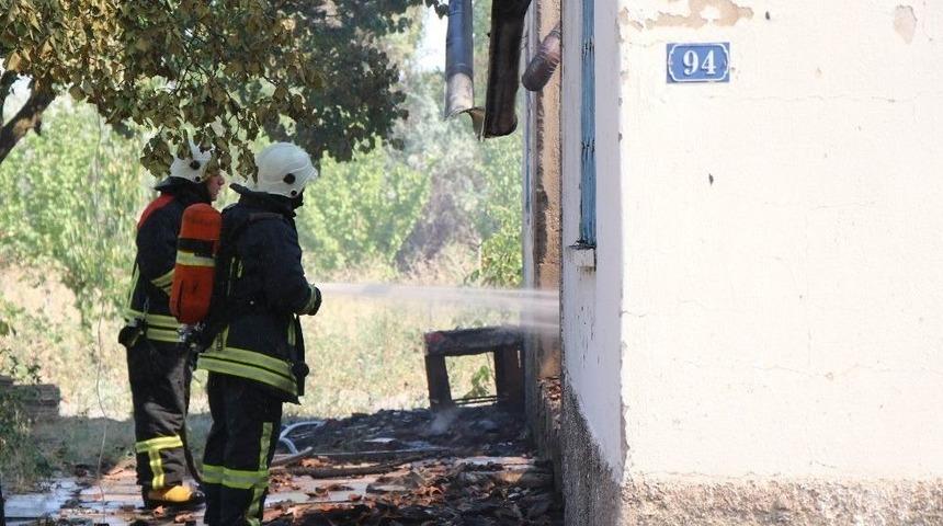 Çıkan Yangına Bağ Evi Kül Oldu