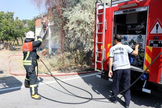 Çıkan Yangına Bağ Evi Kül Oldu