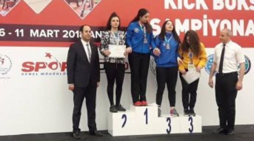 Malatyalı Boks&ouml;r &Ouml;zge &Ccedil;alışkan T&uuml;rkiye 2&rsquo;ncisi Oldu