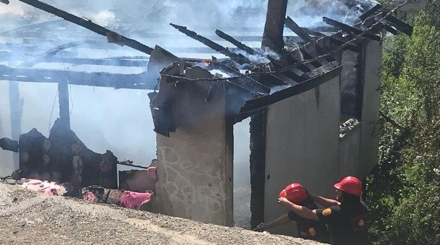 Yardımlarla Yapılan Ev Yanarak K&uuml;l Oldu