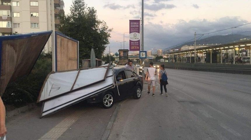 Reklam Panosu Otomobilin &Uuml;zerine Devrildi