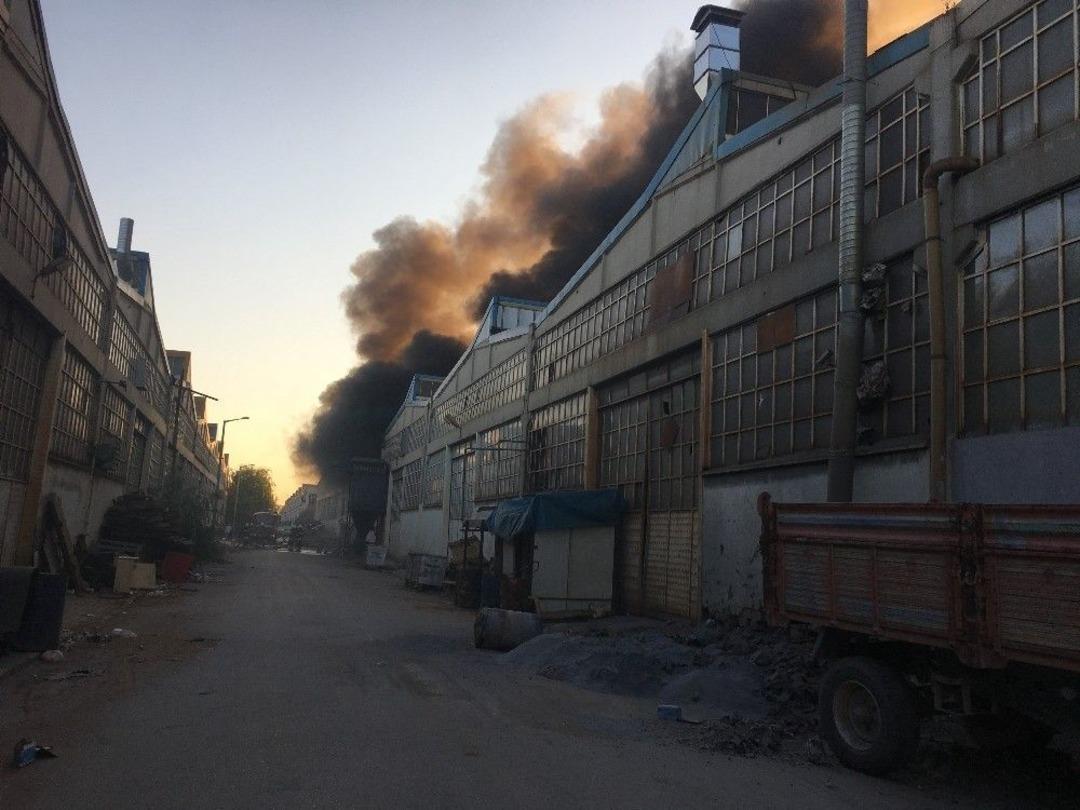 Plastik Ham Madde Deposundaki Yangın G&uuml;&ccedil;l&uuml;kle S&ouml;nd&uuml;r&uuml;ld&uuml;