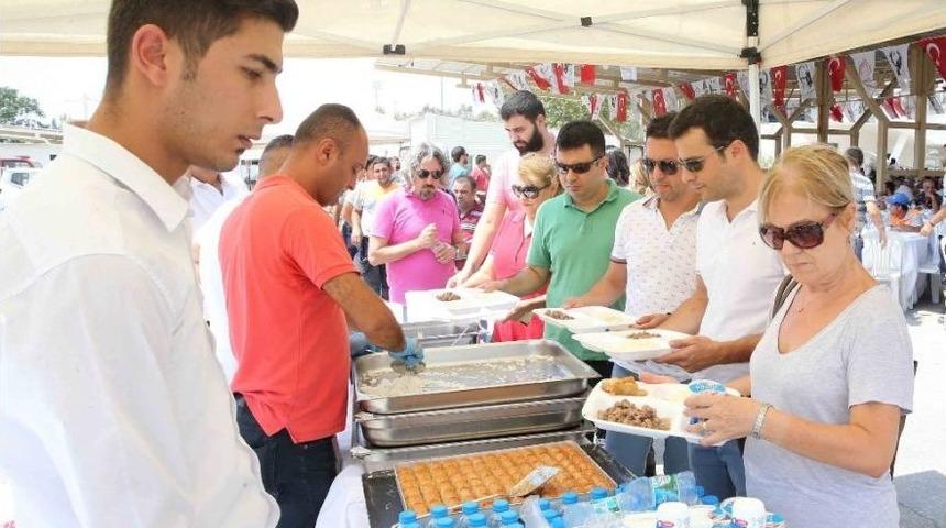 Karşıyaka&rsquo;da 2 Bin Kişilik Bayram Yemeği
