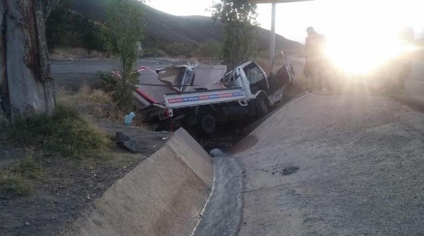 Kamyonet Su Kanalına Devrildi: 2 Yaralı