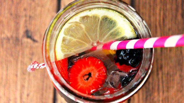 Yağlar Gitsin Sağlık Gelsin! Mucizevi Yağ Yakıcı Detoks Suyu