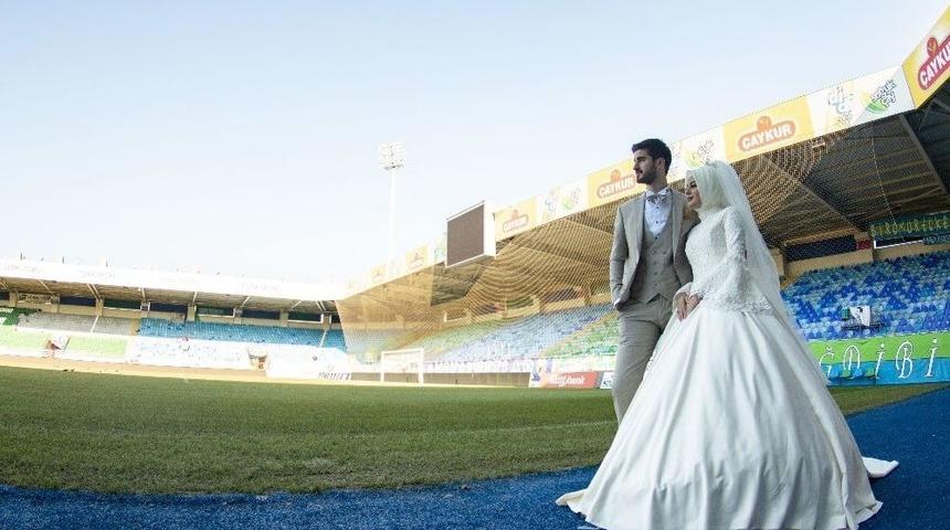 D&uuml;ğ&uuml;n Fotoğraflarını Stadyumda &Ccedil;ektirdiler