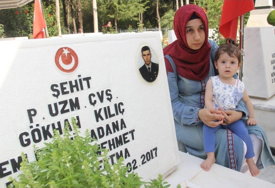 Hi&ccedil; G&ouml;rmediği Şehit Babasıyla Mezarda Bayramlaştı