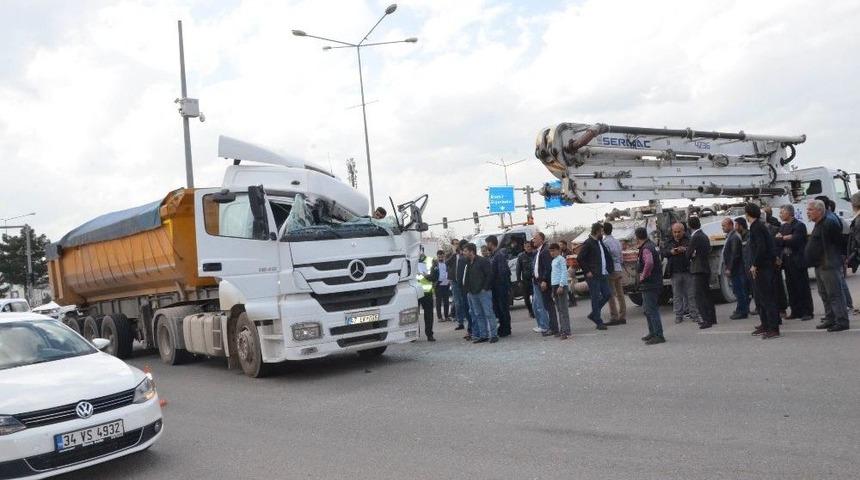 Batman&rsquo;da Beton Aracına &Ccedil;arpan Tır S&uuml;r&uuml;c&uuml;s&uuml; Ağır Yaralandı