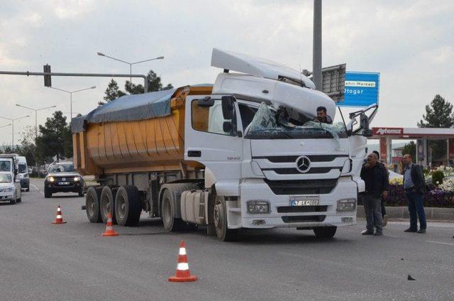 Batman’da Beton Aracına Çarpan Tır Sürücüsü Ağır Yaralandı