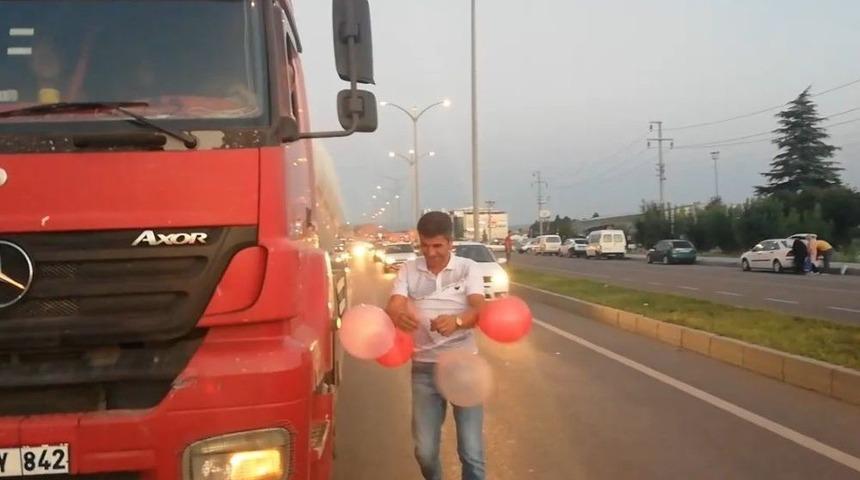 U&ccedil;an Balonları G&ouml;ren S&uuml;r&uuml;c&uuml;ler Durdu