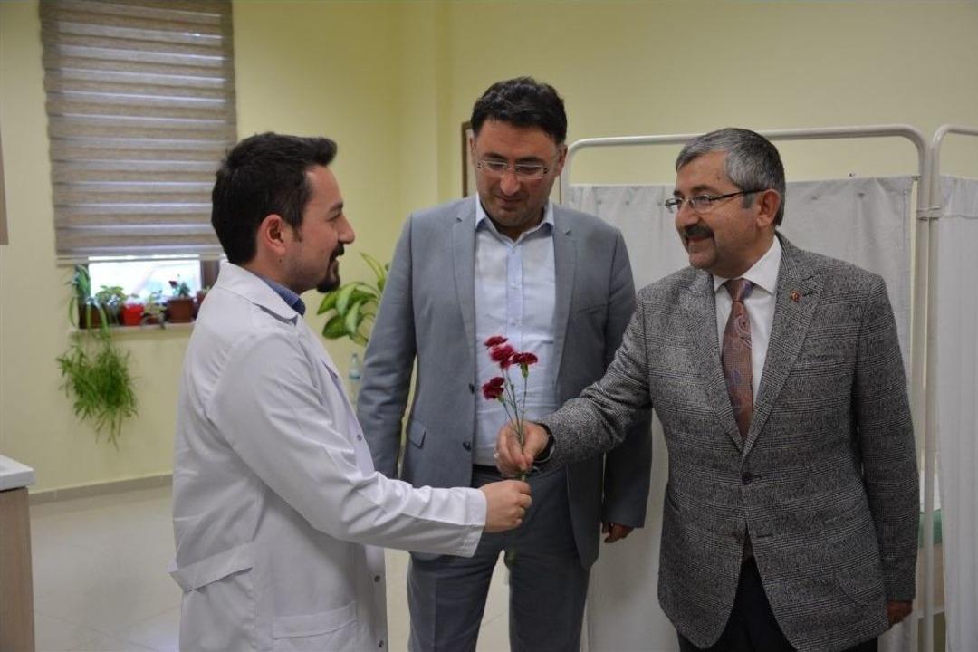 Başkan Vidinel, Sağlık &Ccedil;alışanlarına Karanfil Verdi
