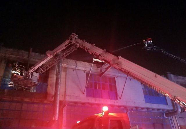 Başakşehir&rsquo;de Silikondan Mutfak Ara&ccedil; Gere&ccedil;leri &Uuml;retilen Fabrika Alev Alev Yandı 2