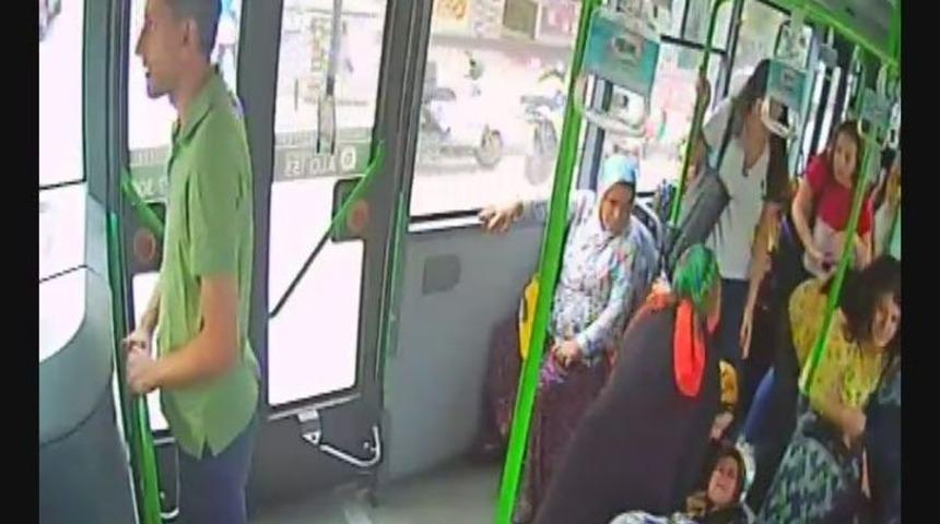 Otob&uuml;s Şof&ouml;r&uuml; Kalp Krizi Ge&ccedil;iren Kadının Hayatını B&ouml;yle Kurtardı