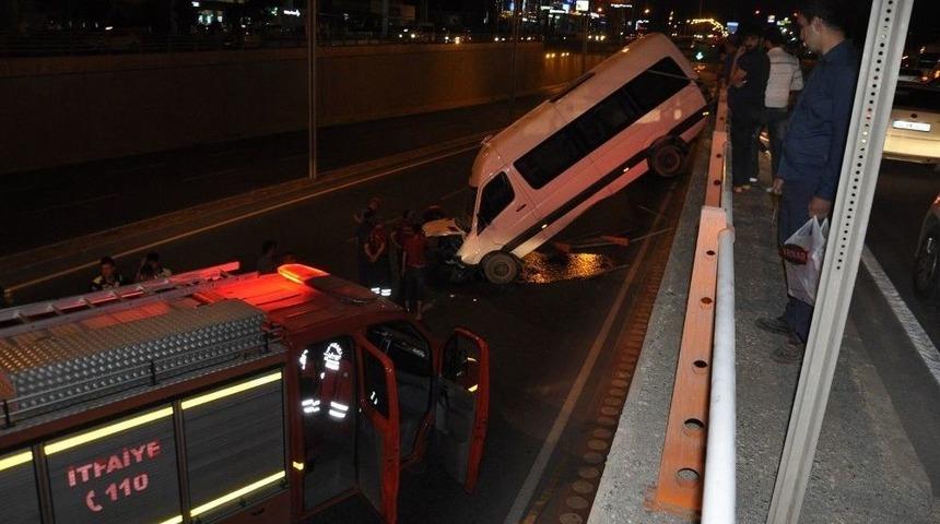 El Frenini &Ccedil;ekmeyi Unutunca Minib&uuml;s&uuml; Alt Ge&ccedil;ide U&ccedil;tu