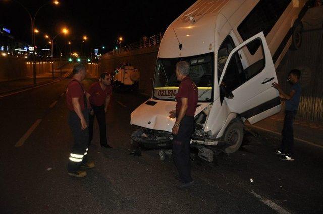 El Frenini Çekmeyi Unutunca Minibüsü Alt Geçide Uçtu 1