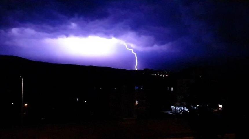 Karab&uuml;k&rsquo;te Şimşekler G&ouml;ky&uuml;z&uuml;n&uuml; Aydınlattı