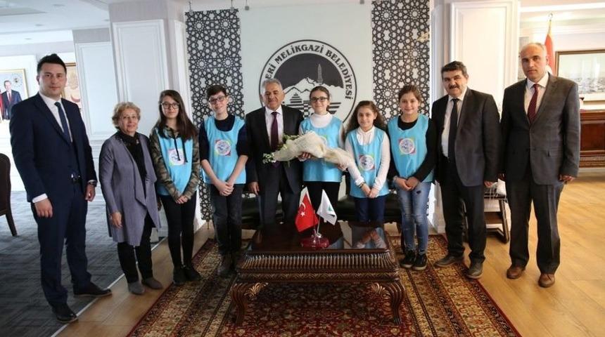 Çocuk Meclisi Üyeleri Başkan Büyükkılıç’ın Tıp Bayramı’nı Kutladı