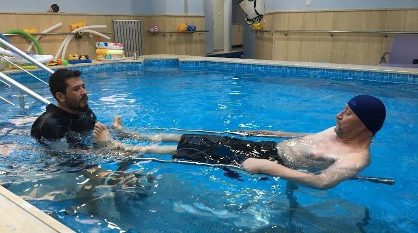 Fiziksel Engellerini Suda Aşıyorlar