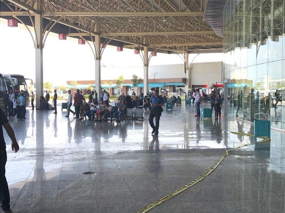 Otob&uuml;s, Peronda Bekleyen Yolcuların Arasına Daldı: 3 Yaralı