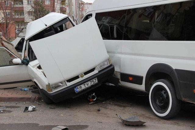 Sivas’ta Otomobil İle Öğrenci Servisi Çarpıştı: 3 Yaralı