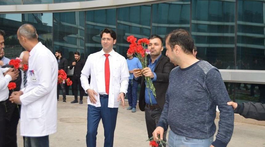 Mardin&rsquo;de Doktorlar Şiddete Beyaz Balonla Cevap Verdi