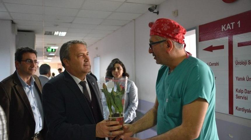 Başkan &Ccedil;er&ccedil;i Tıp Bayramında Sağlık&ccedil;ıları Ziyaret Etti