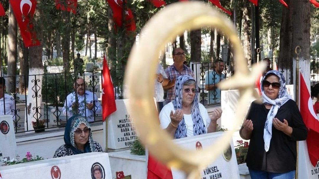 Şehitlikte H&uuml;z&uuml;nl&uuml; Bayramlaşma