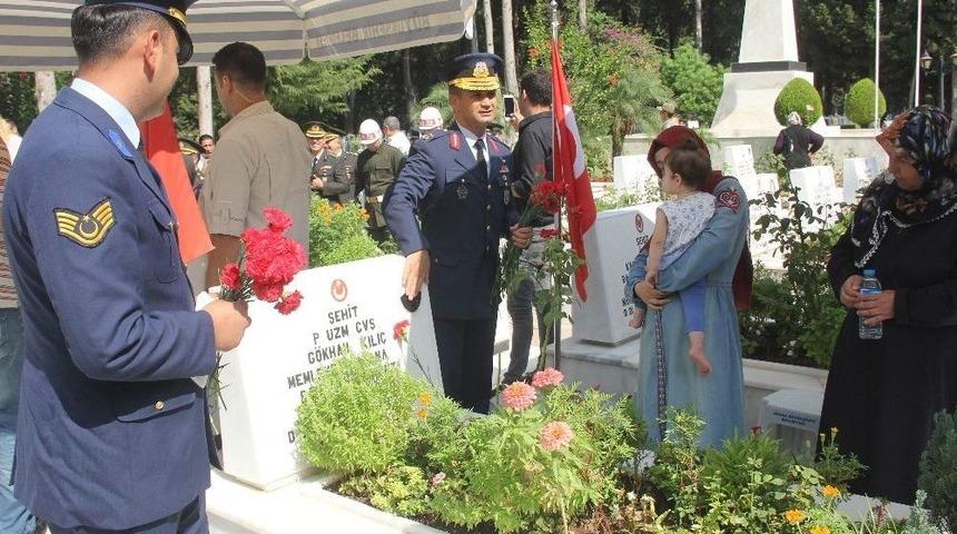 Şehitlikte H&uuml;z&uuml;nl&uuml; Bayram