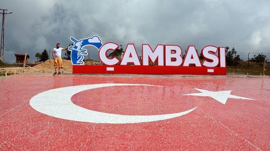 &Ccedil;ambaşı Yaylası&rsquo;na Seramikten Dev T&uuml;rk Bayrağı