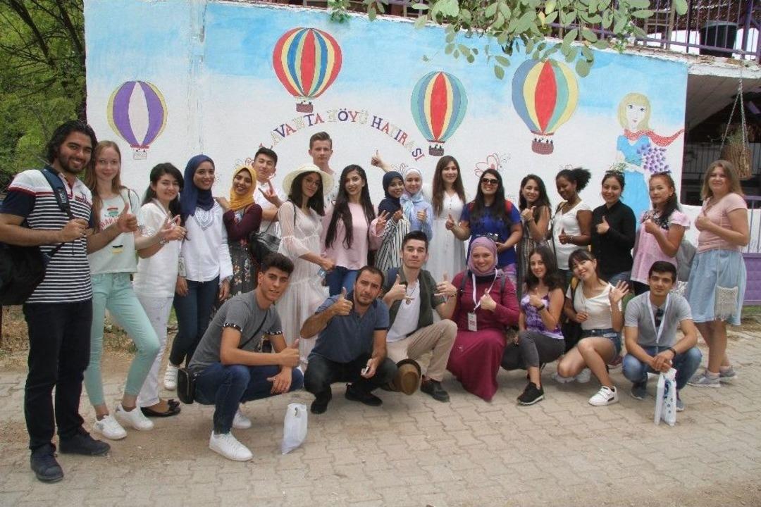 Isparta G&uuml;l&uuml; Ve Lavantası 14 &Uuml;lkeden Gelen &Ouml;ğrenciye Tanıtıldı