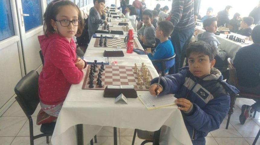 Satran&ccedil; Turnuvasına &Ccedil;amlıca Okulları Damgası