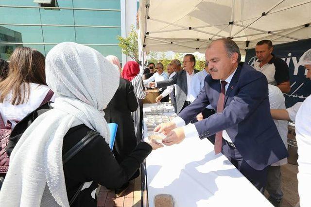 Pamukkale Belediyesi, Üniversiteli Gençlere Aşure İkram Etti