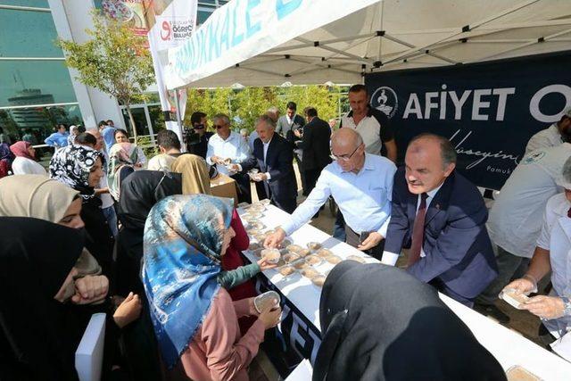 Pamukkale Belediyesi, Üniversiteli Gençlere Aşure İkram Etti