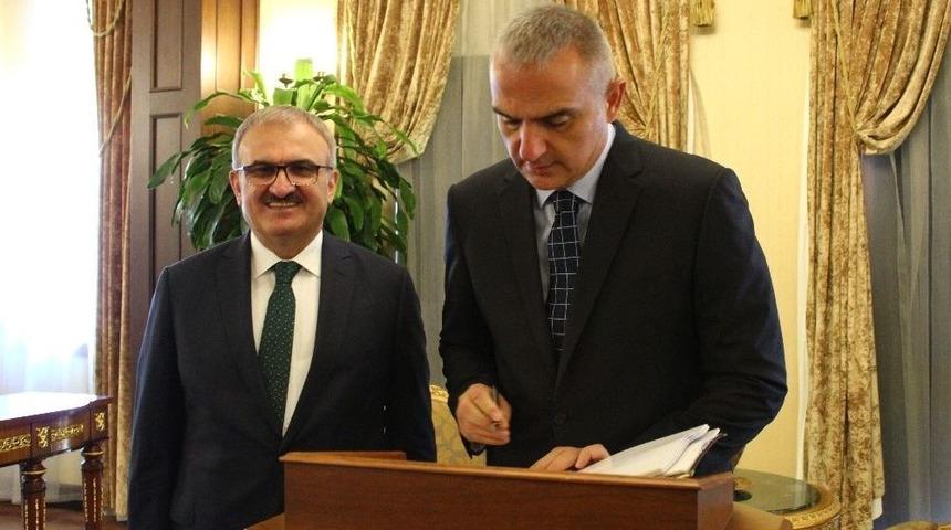 Bakan Ersoy, "&ouml;zel Sekt&ouml;r Bakış A&ccedil;ısını Alttaki Birimlere Yayacağız"