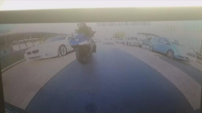 (&ouml;zel Haber) Bursa&rsquo;da Motosiklet Kazası Kameralara Yansıdı, S&uuml;r&uuml;c&uuml; Kılpayı &Ouml;l&uuml;mden D&ouml;nd&uuml;