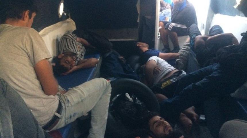 Teknede Mahsur Kalan Ka&ccedil;ak Suriyeliler Kurtarıldı