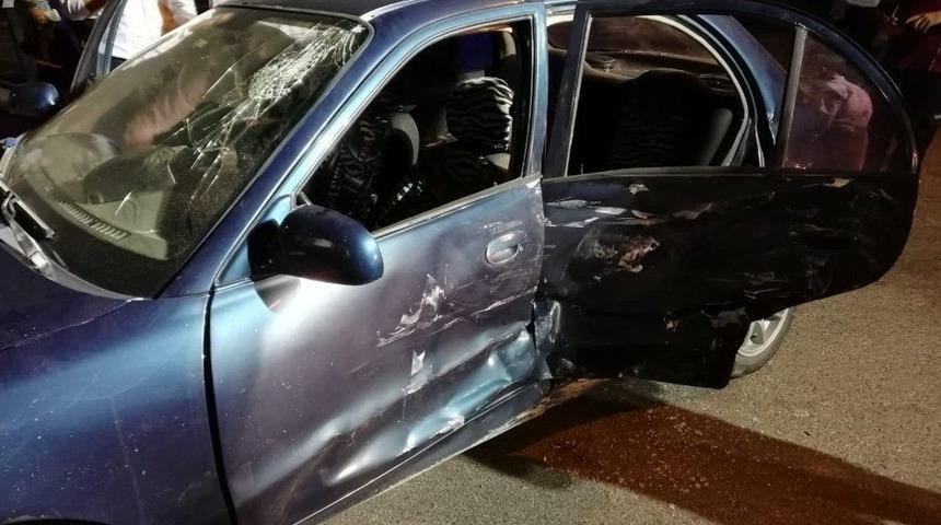 İki Otomobil &Ccedil;arpıştı: 5 Yaralı