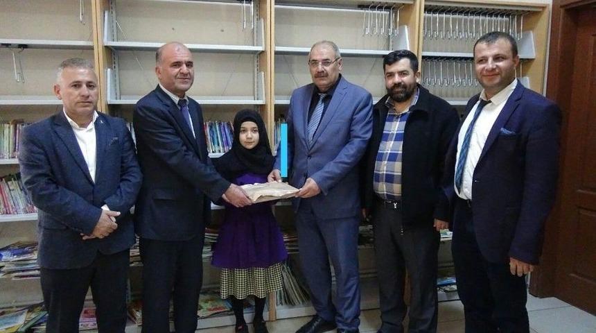 11 Yaşındaki Emine Zehra, 6 Ayda 146 Kitap Okudu