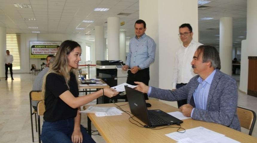 Nev&uuml; Rekt&ouml;r&uuml; Bağlı, Kayıt Yaptıran &Ouml;ğrencilerle Bir Araya Geldi