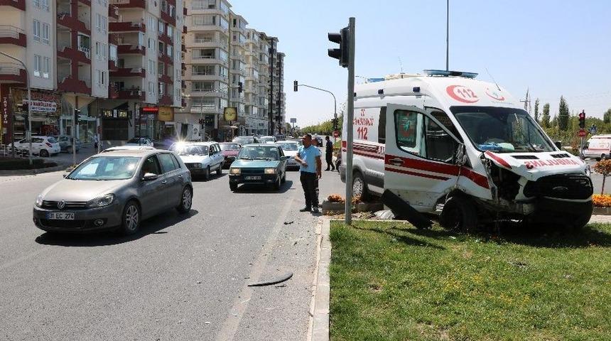 Ambulans İle Otomobil &Ccedil;arpıştı: 4 Yaralı