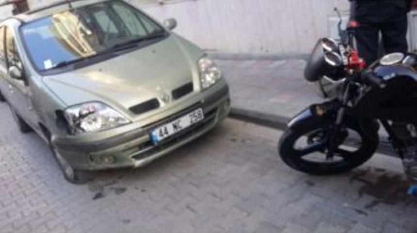 Park Halindeki Otomobile &Ccedil;arpan Motosiklet S&uuml;r&uuml;c&uuml;s&uuml;n&uuml;n Bacağı Kırıldı