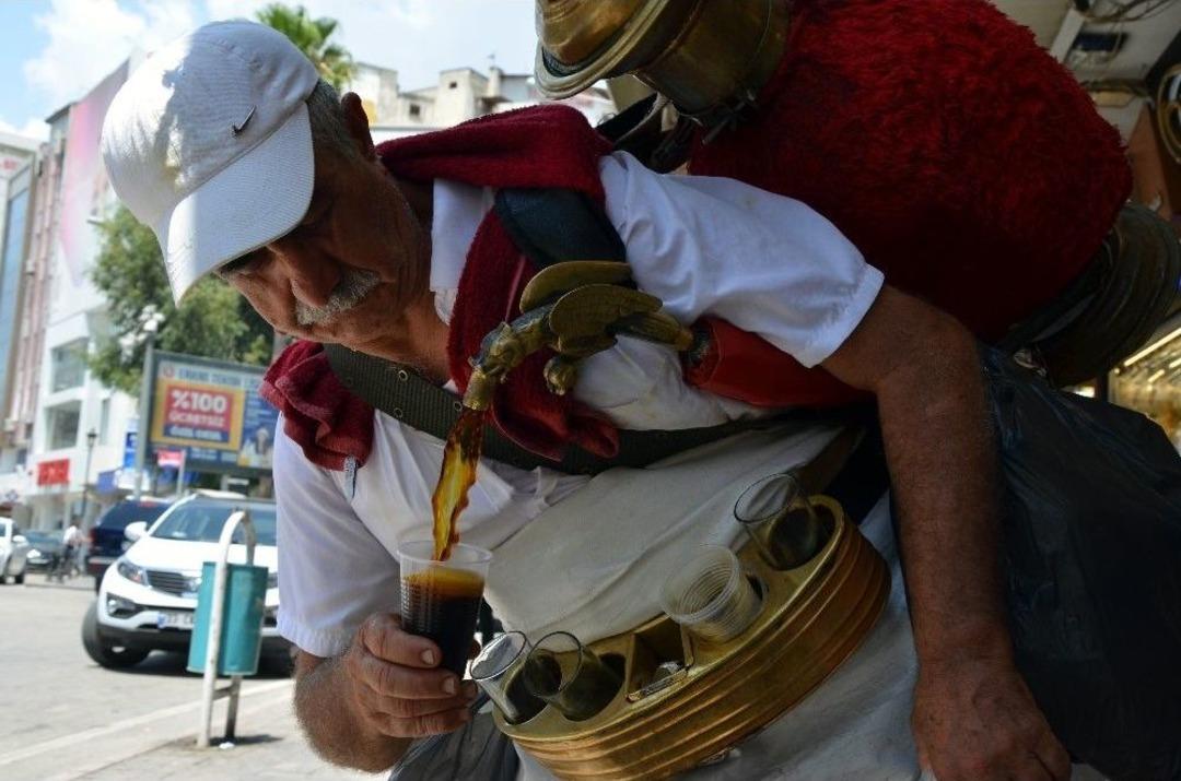 Adanalılar &lsquo;meyan Şerbeti&rsquo; İle Hem Serinliyor Hem De Sağlığını Koruyor